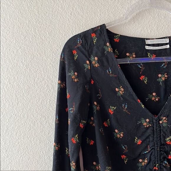 Urban Outfitters Deep V Cinched Floral Top - Picture 6 of 13